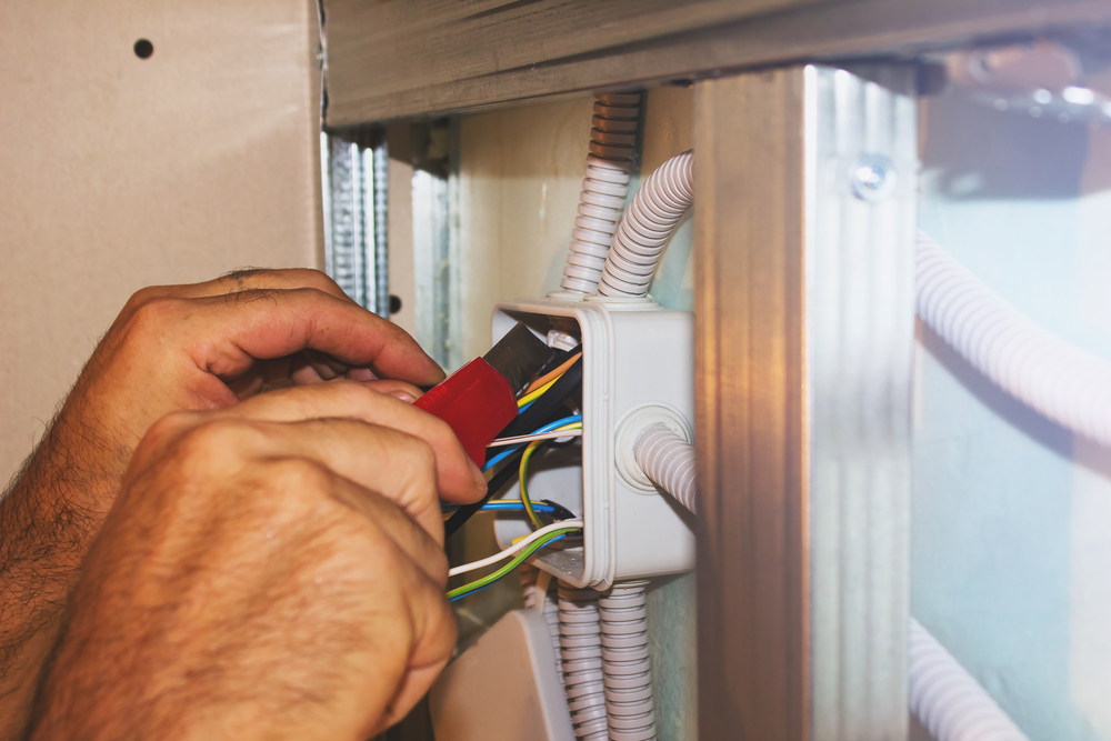 Elektryka w Domu: Innowacyjne Rozwiązania Zapewniające Bezpieczeństwo, Efektywność Energetyczną i Komfort w Codziennym Życiu Mieszkańców Współczesnych Domów.